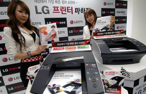 LG Machjet (2) Two models introducing the LG A4 color desktop printer LG Machjet.