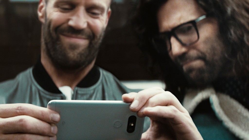 English actor Jason Statham is holding the LG G5 in White in a scene taken from the official commercial of the LG G5